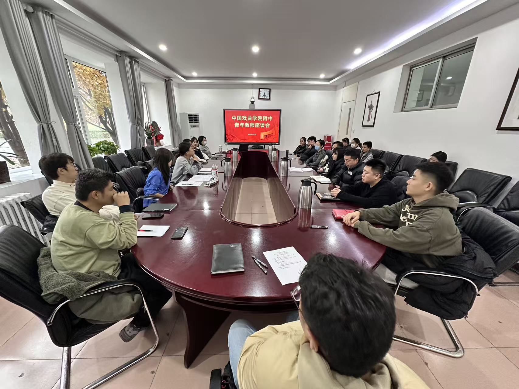 人事科-凝“青”聚力 共“话”成长--附中召开青年教师座谈会.jpg