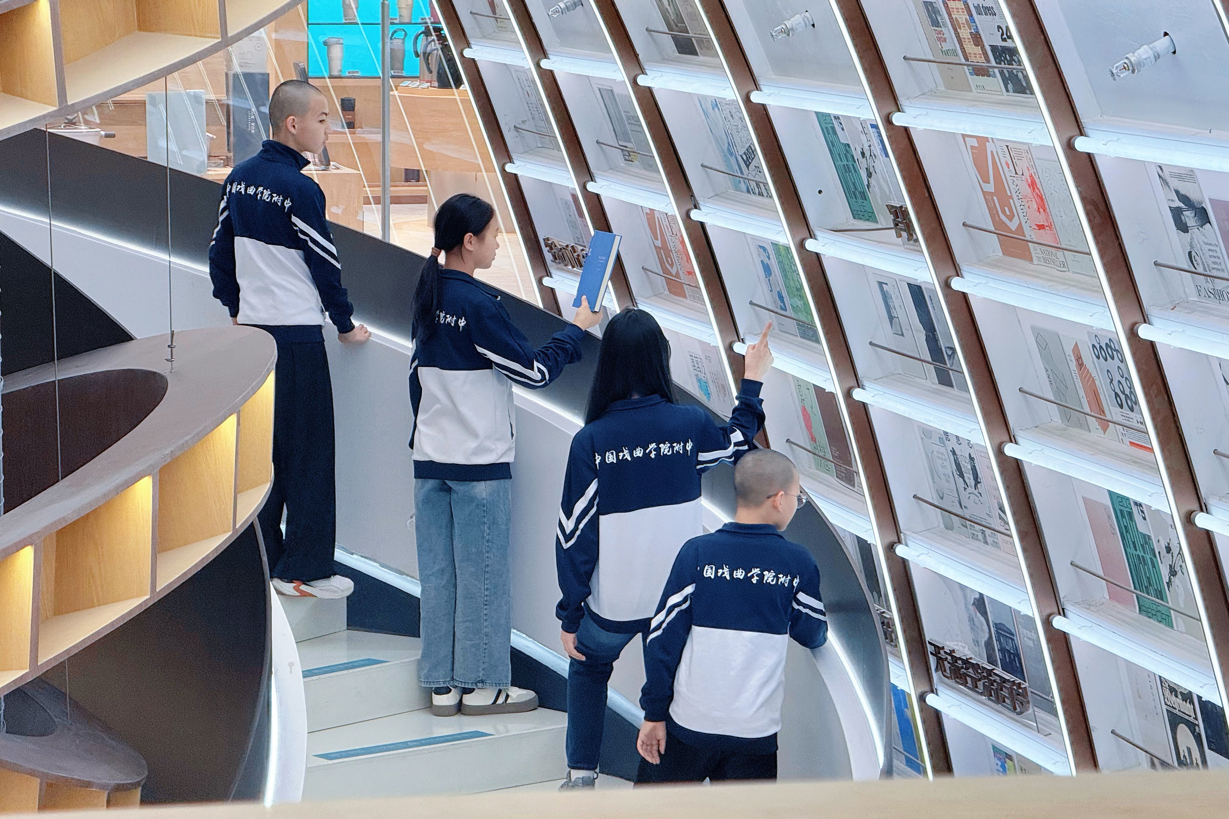 国图书店 学生自主阅览.jpg
