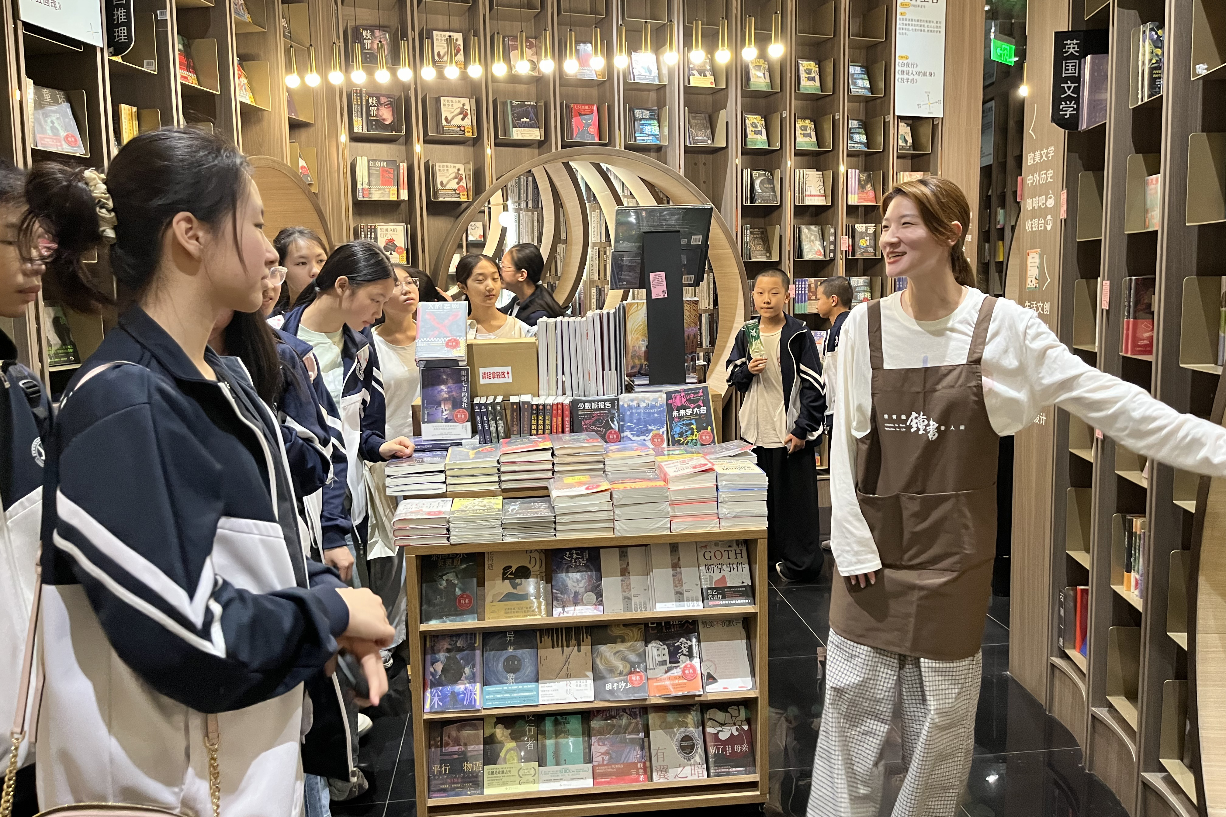 钟书阁 参观书店陈列布局.jpg